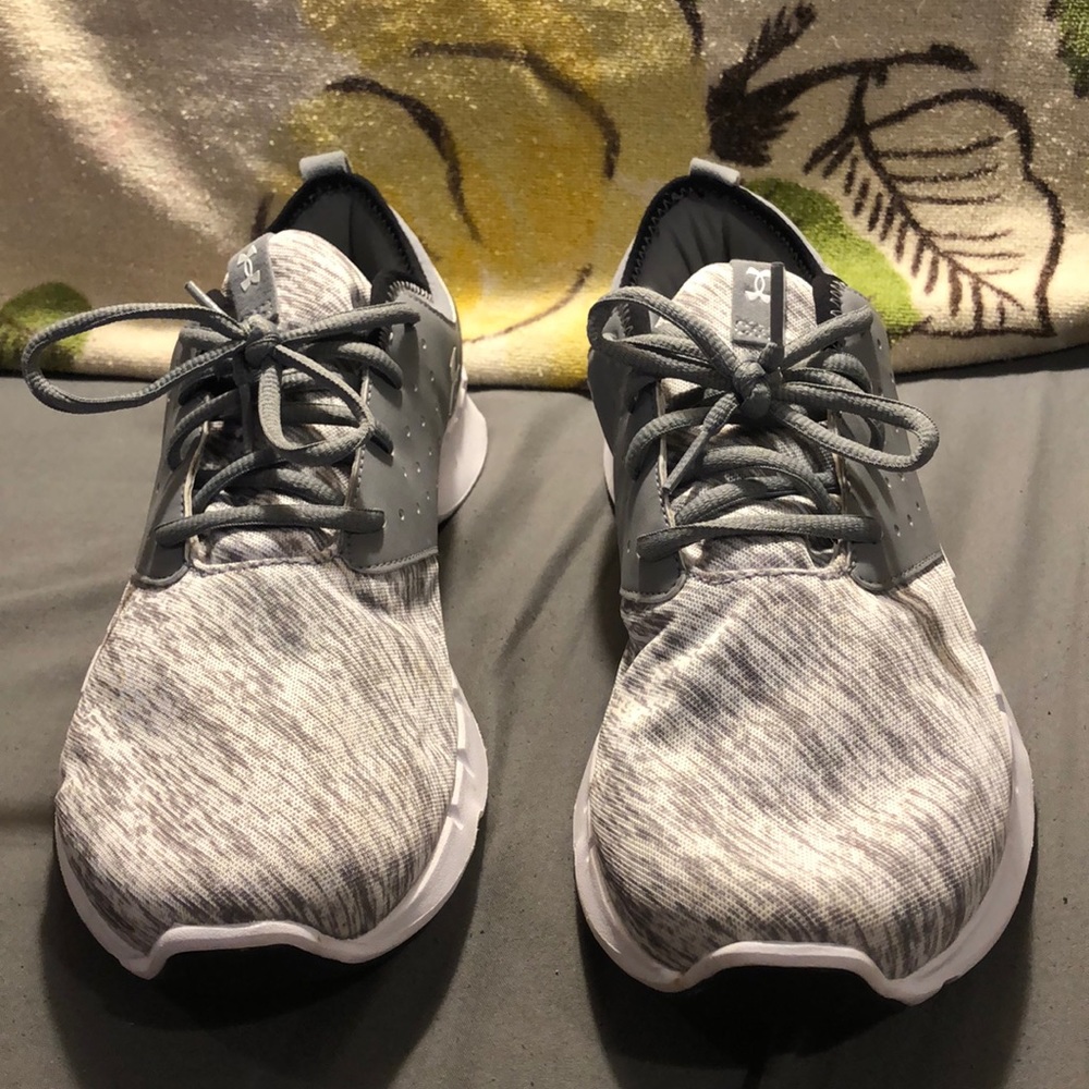 Men’s 10.5 Under Armour shoes